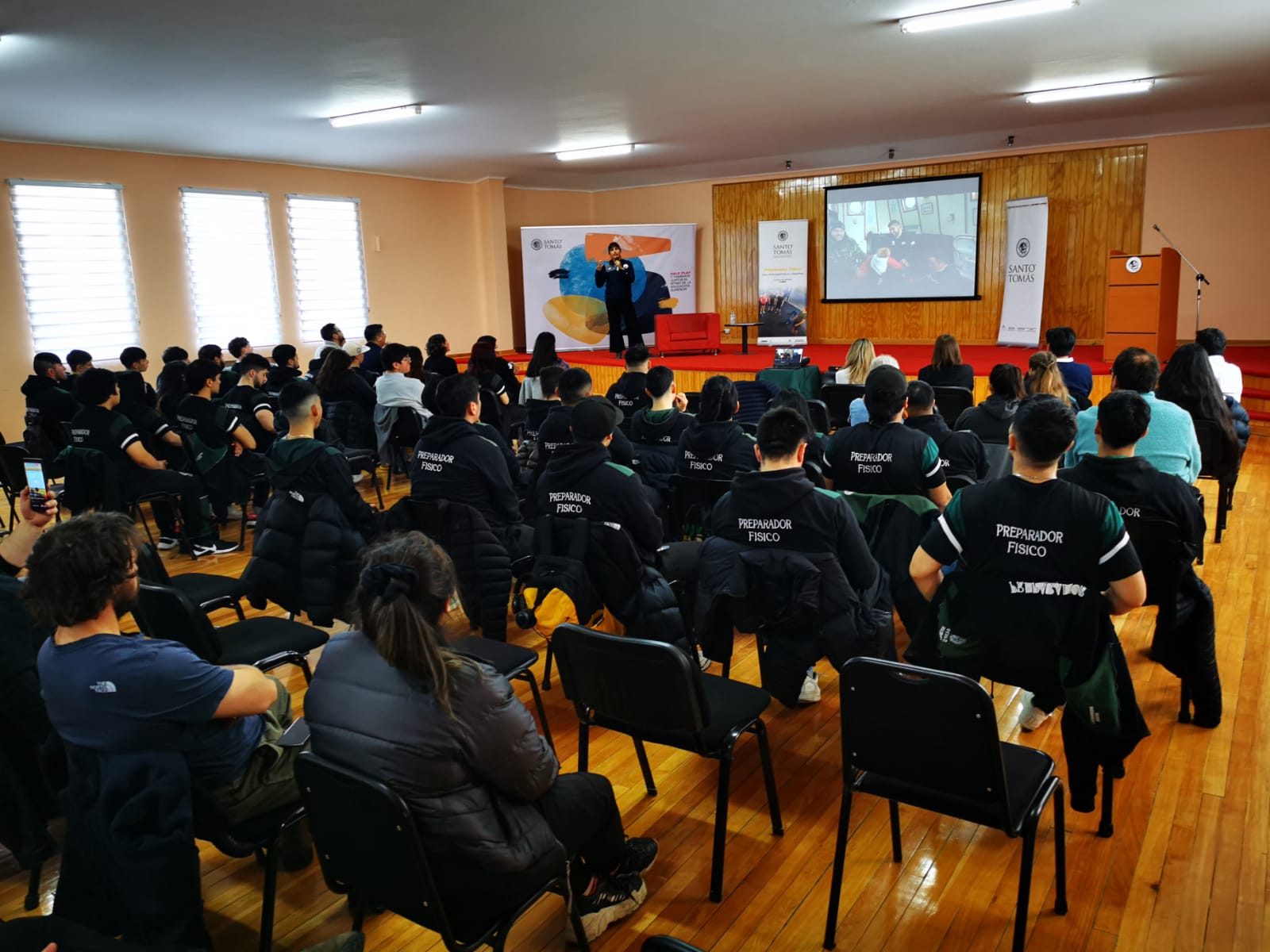 Nadadora aguas gélidas compartió con estudiantes de Sa ...